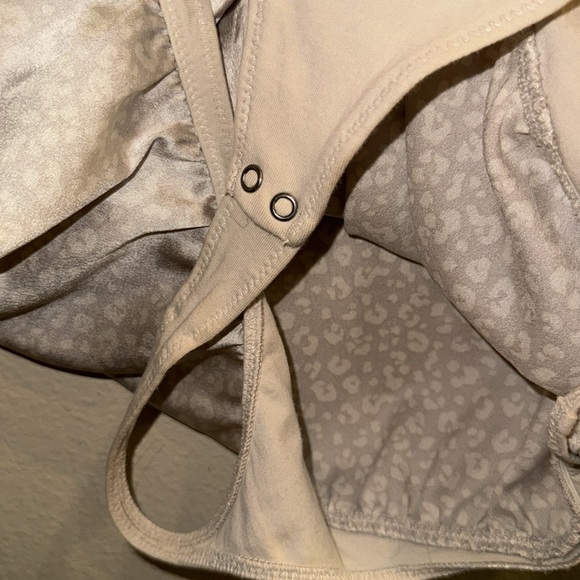 Abercrombie & Fitch Satin Cream Leopard Print Bodysuit‎ Size Large - Picture 5 of 6